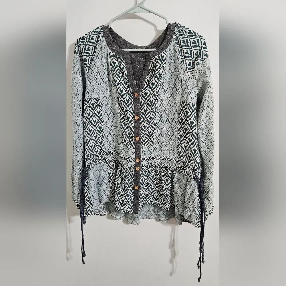 Gimmicks By BKE Long Sleeve Green Floral And Lace Button Top Shirt Size L